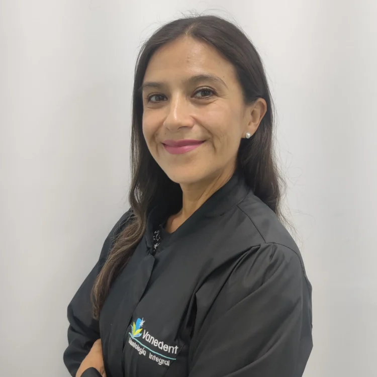 Dra. Carolina Bravo Especialista en Endodoncia y Carielogia