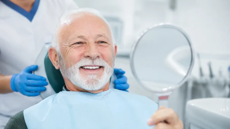 Implantes dentales en adultos mayores: ¿son seguros y quién puede colocárselos?