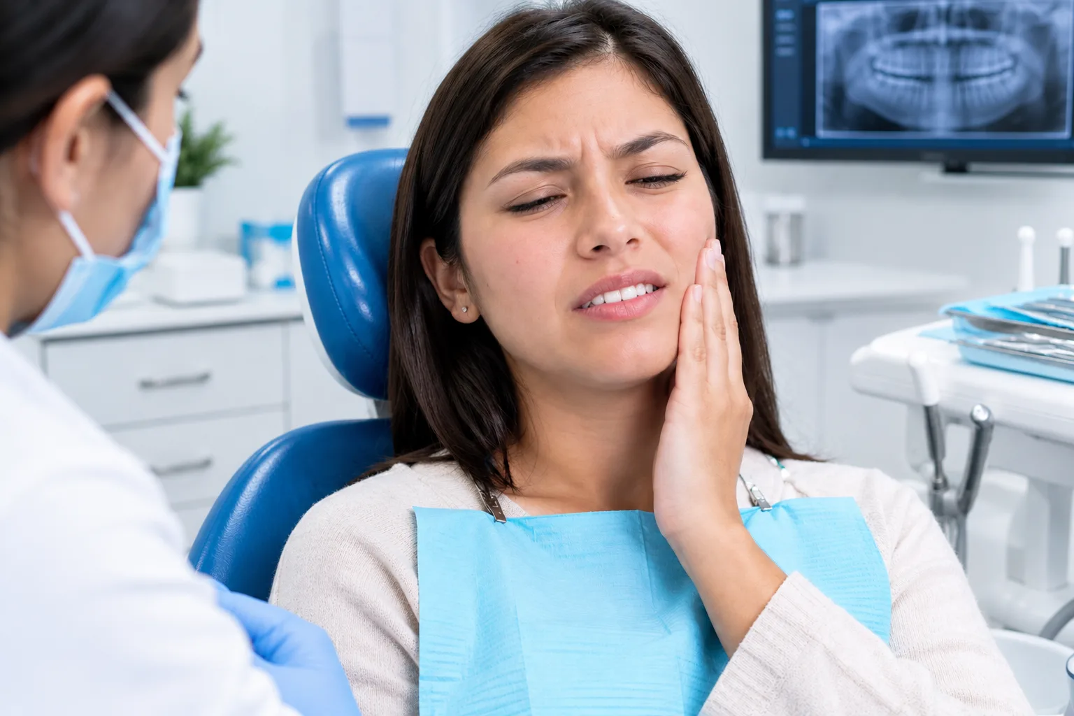 Paciente con dolor después de una extracción dental consulta en la Clínica Dental